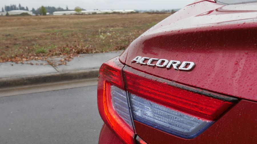 Логотип Honda Accord Touring Hybrid 2017 года  (NA) (фото 33 из 170)